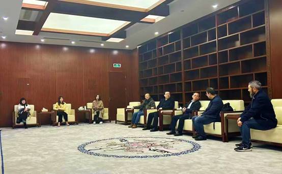 说明: 图2 贵州民族大学副校长任达森接待重庆大学图书馆同仁