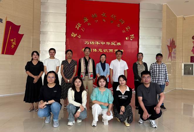 图 6 课题组与楚雄彝族文化研究院专家合影