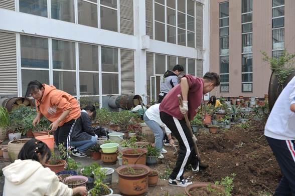说明: 图片1  志愿者小伙伴干劲十足
