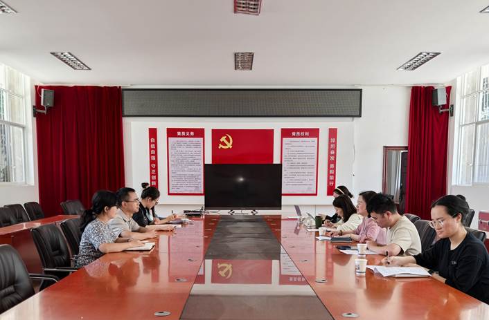 图1 课题组在楚雄彝族自治州档案馆座谈交流