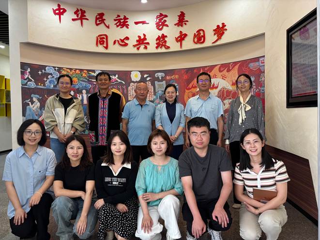 图 5 课题组与楚雄师范学院老师专家合影