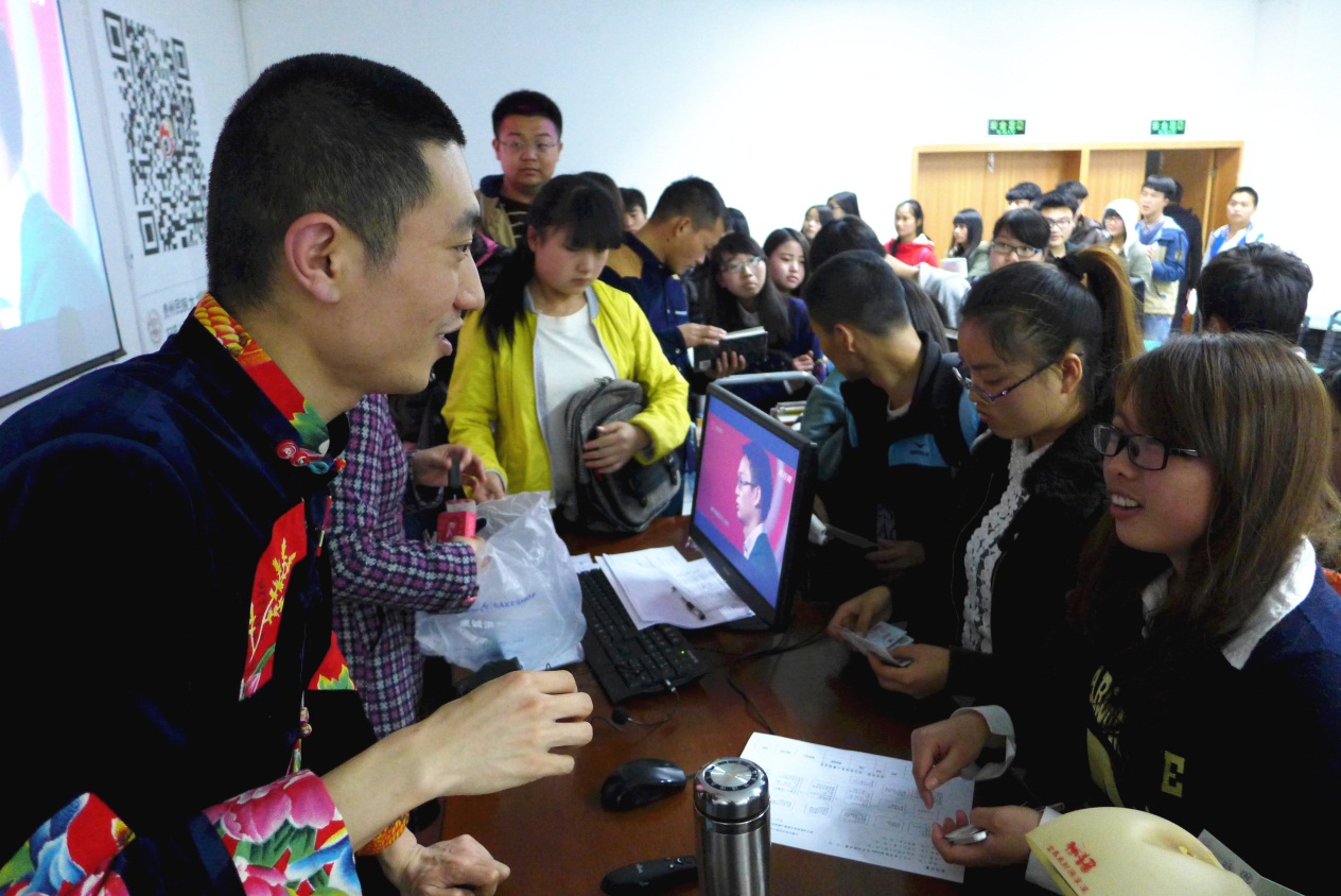 说明: F:\工作文件\SY\图片\工作照\2015年4月8日师阳讲座照片(刘玲玲摄)\P1010714_副本.jpg