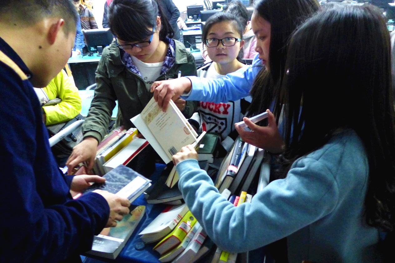 说明: F:\工作文件\SY\图片\工作照\2015年4月8日师阳讲座照片(刘玲玲摄)\P1010712_副本.jpg