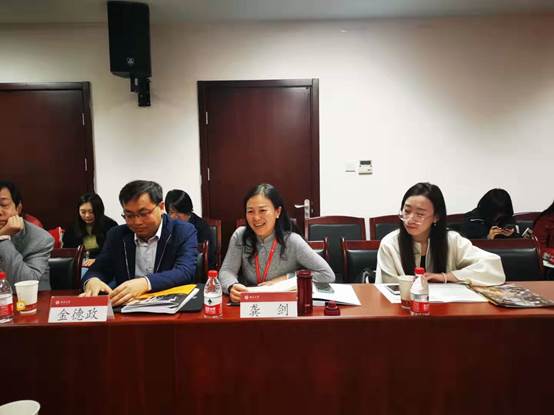 说明: C:\Users\admin\Desktop\图3：龚剑副馆长在围桌会议作交流发言.jpg