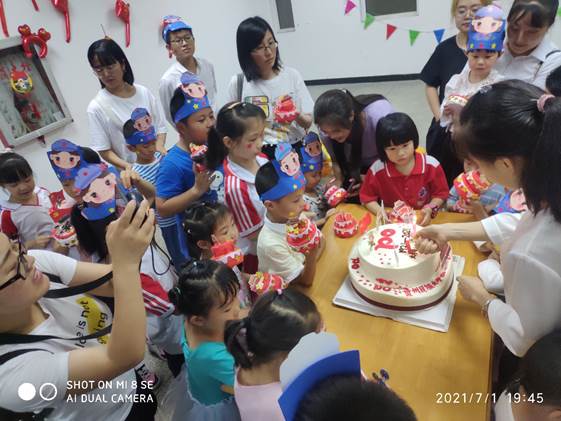 说明: G:\20210701蛋糕DIY活动-照片精选\2、点蜡烛\IMG_20210701_194519.jpg
