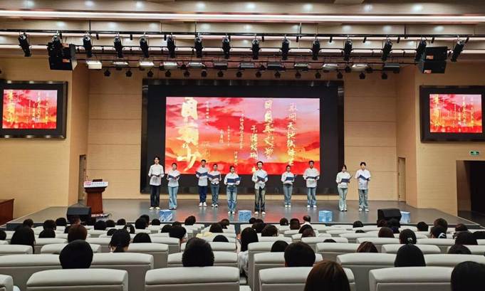 图7传媒学院诵读节目开场