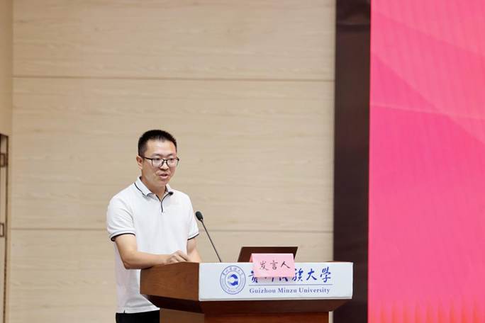 图6民族医药学院副教授姜春勇作交流发言