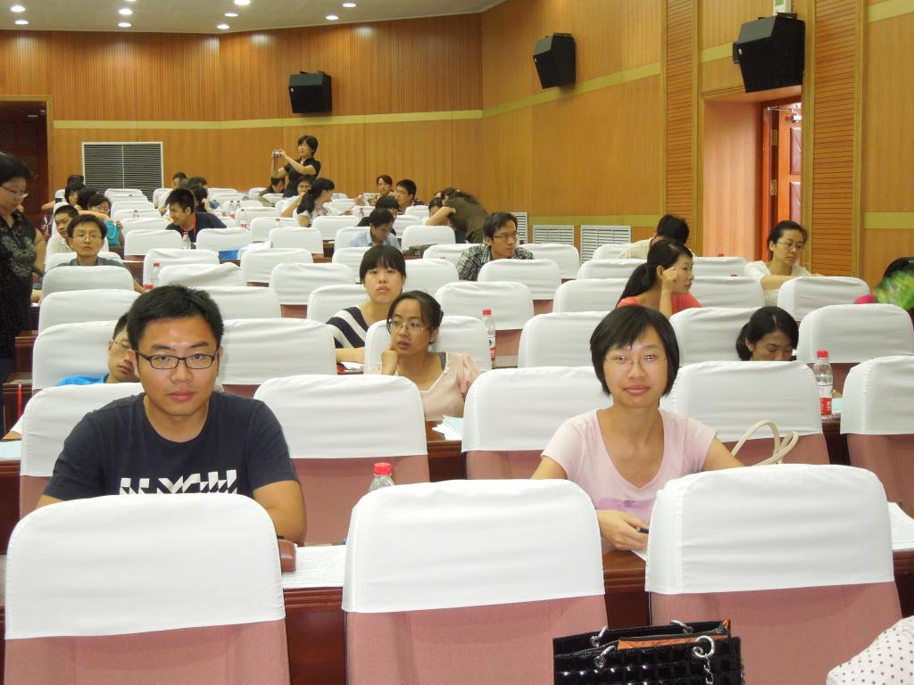 图为两位馆员在东北林业大学培训中