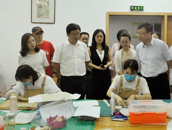 说明: C:\Users\TSG\Documents\Tencent Files\22400568\FileRecv\MobileFile\参观古籍修复室.jpg